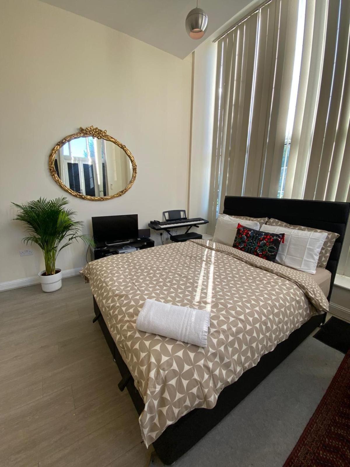 Spacious King Room With Private Entrance - Near Emirates And Camden And King'S Cross - 5 Min To Tube Финчли Экстерьер фото