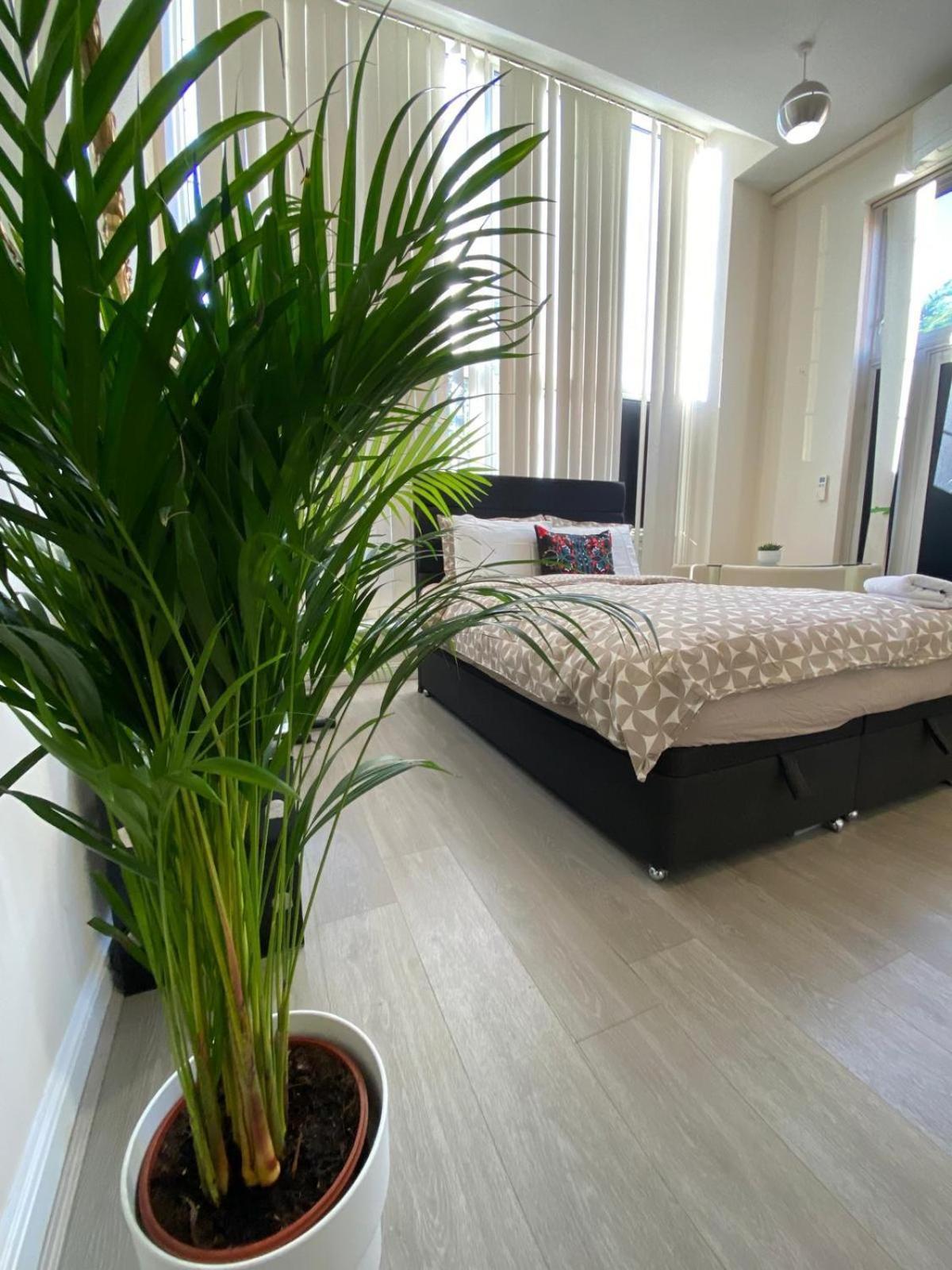 Spacious King Room With Private Entrance - Near Emirates And Camden And King'S Cross - 5 Min To Tube Финчли Экстерьер фото